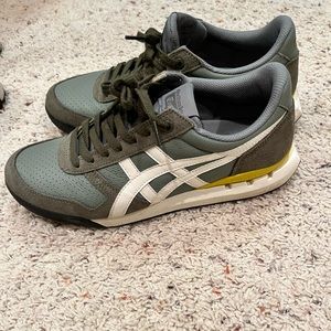 Onitsuka tiger green sneakers only worn once size 9 men’s